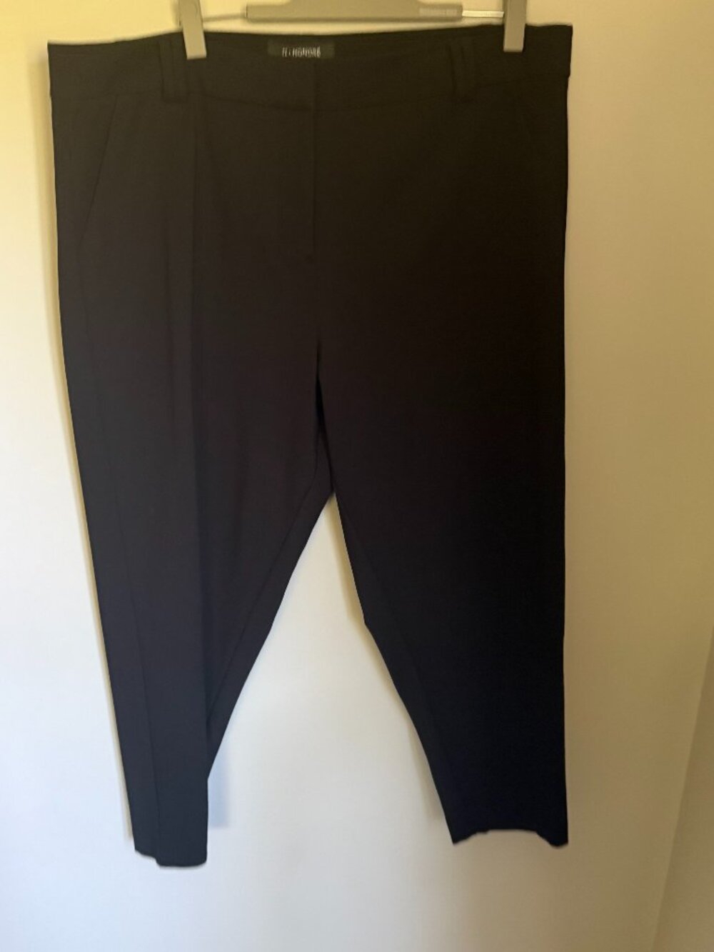 11 Honoré Black Tapered-Leg Ponte Pants Size 22
